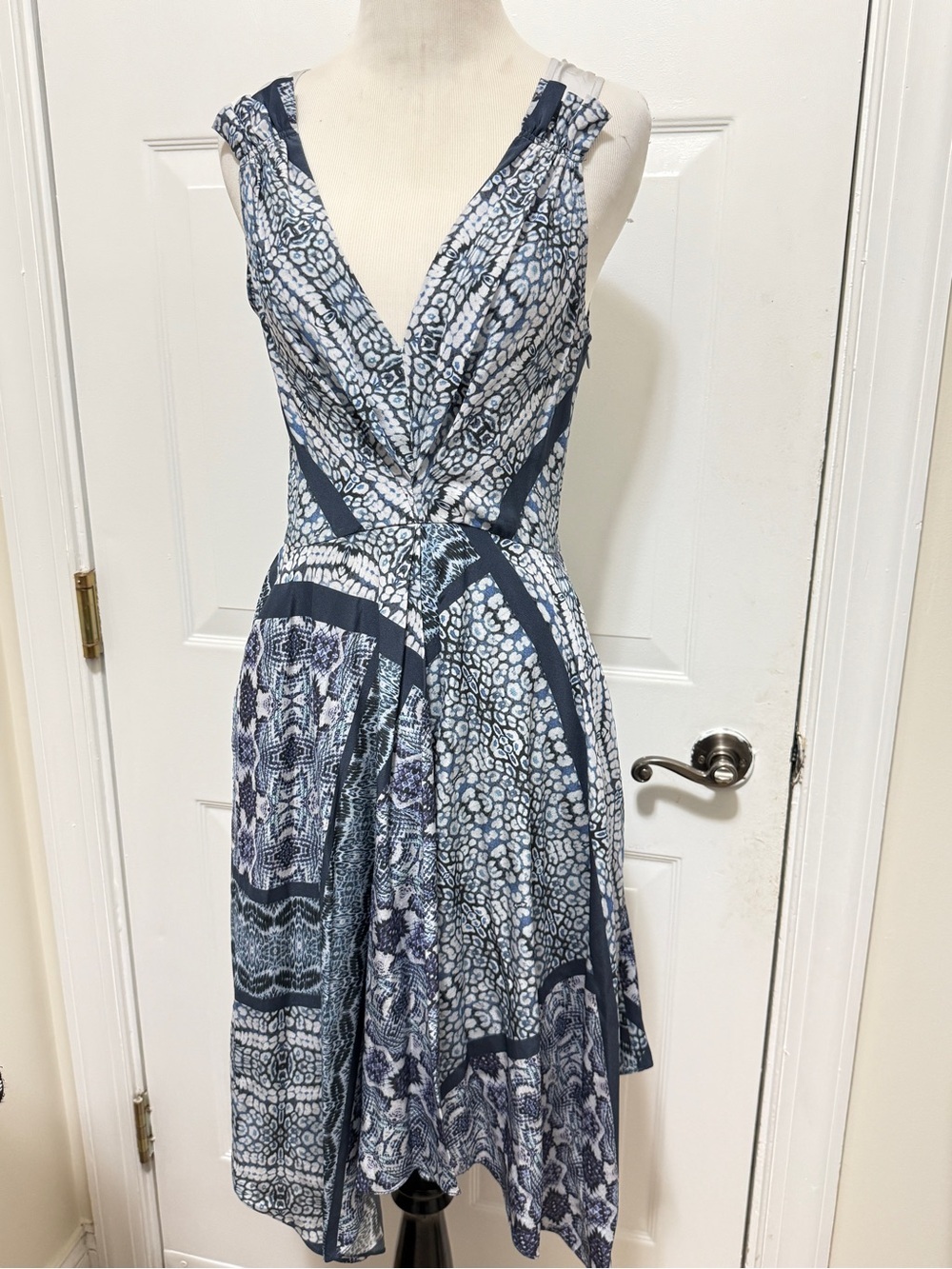 Yoana Baraschi Blue Patterned V-Neck Sleeveless Dress. Unique wrinkle-fr fabric